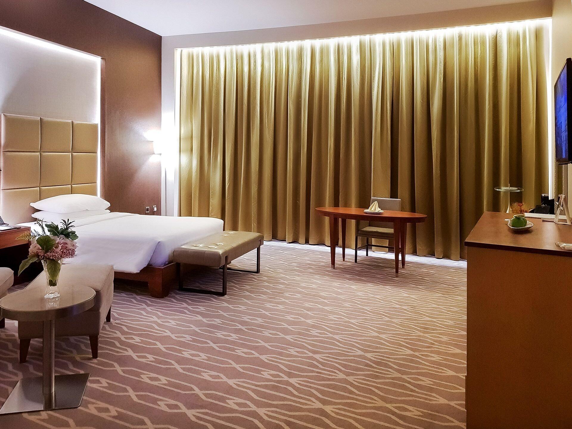 Millennium Hail Hotel Eksteriør bilde A room at the hotel
